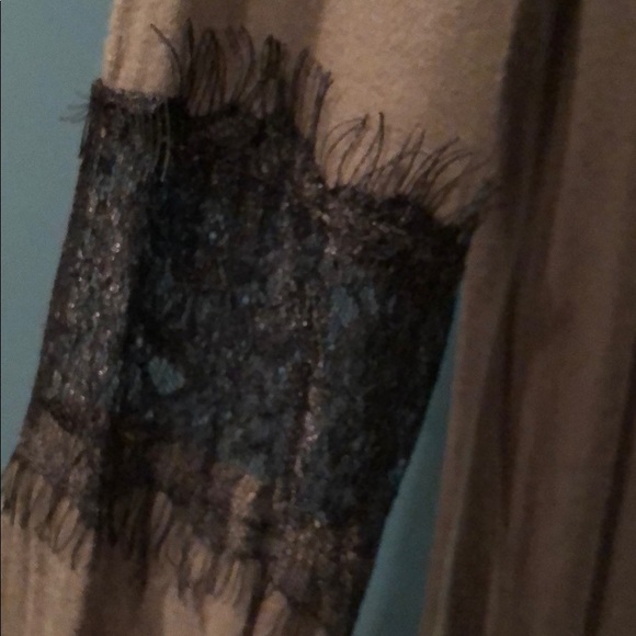 Green top with lace - Picture 2 of 2